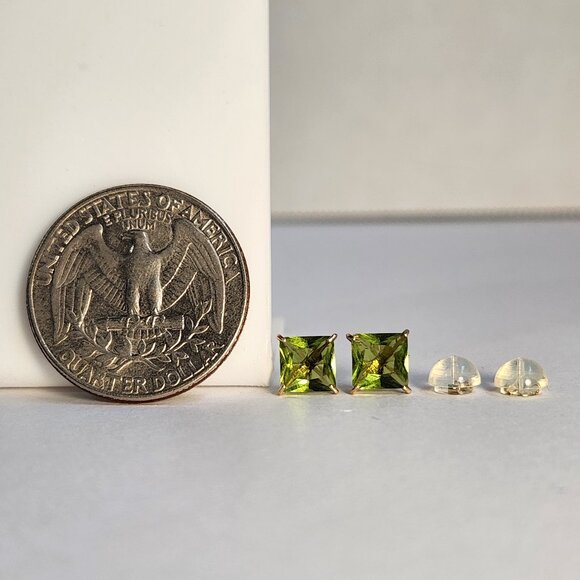 NIB VTG 10K Solid Gold Natural Olive Peridot Princess 0.75cts Stud Earrings - Picture 9 of 13